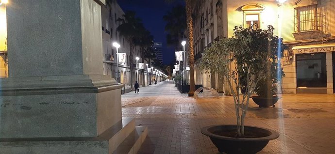 Calle vacía en Huelva por el estado de alarma provocado por la pandemia del coronavirus