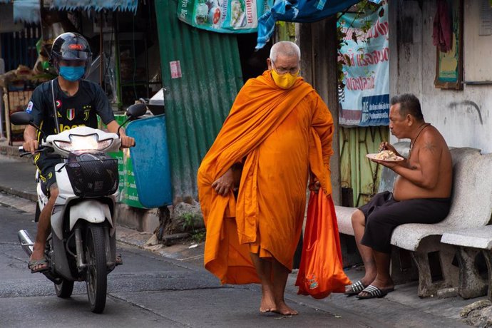 Personas con mascarilla en Bangkok