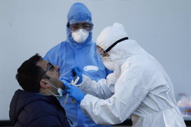 Trabajadores sanitarios toman muestras a un paciente en Roma