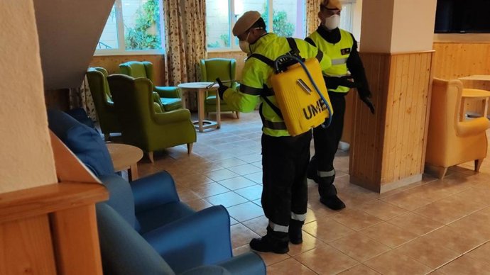 Efectivos de la Unidad Militar de Emergencias desinfecta una residencia en la provincia de Málaga