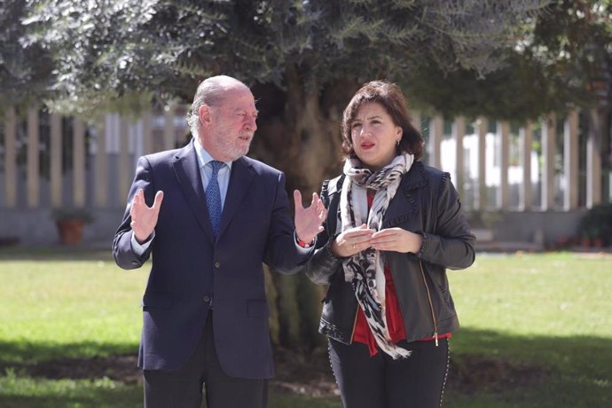 La delegada del Gobierno en Andalucía, Sandra García, ha mantenido un encuentro con el presidente de la Diputación, Fernando Rodríguez Villalobos