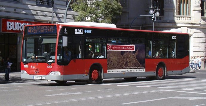 Un autobús de la EMT circulando por Valncia. 