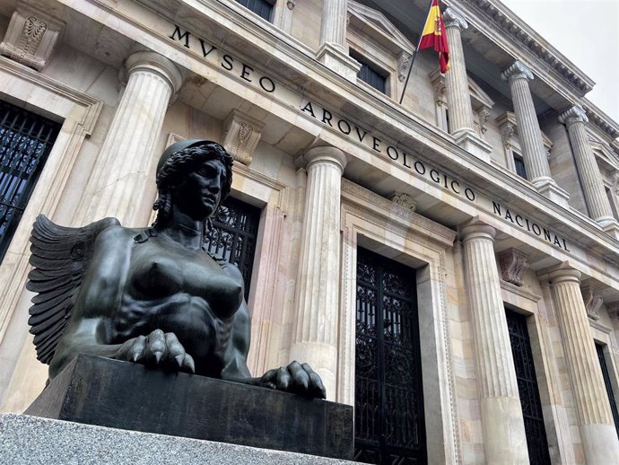 Una de las esfinges aladas que flanquean la entrada principal del Museo Arqueológico Nacional (MAN), en Madrid (España) a 29 de enero de 2020.