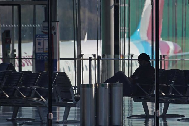 Un hombre sentado en un aeropuerto