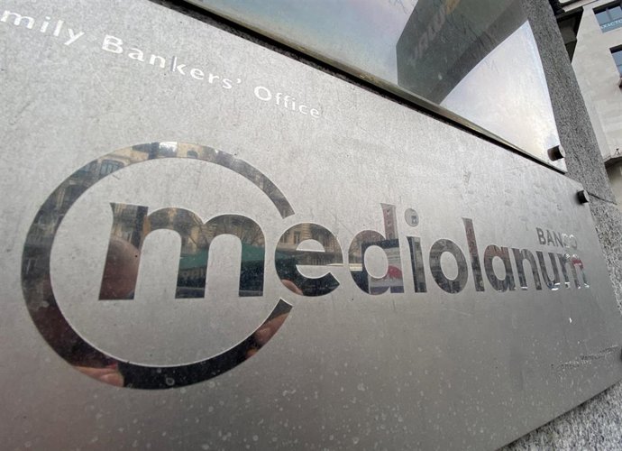 Placa con el logotigo del Banco Mediolanum