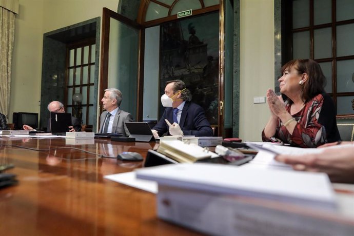 El secretario segundo del Senado, Rafael Hernando (2d, con mascarilla) y la vicepresidenta primera del Senado, Cristina Narbona (1d) durante la Mesa del Senado,  el 17 de marzo de 2020.