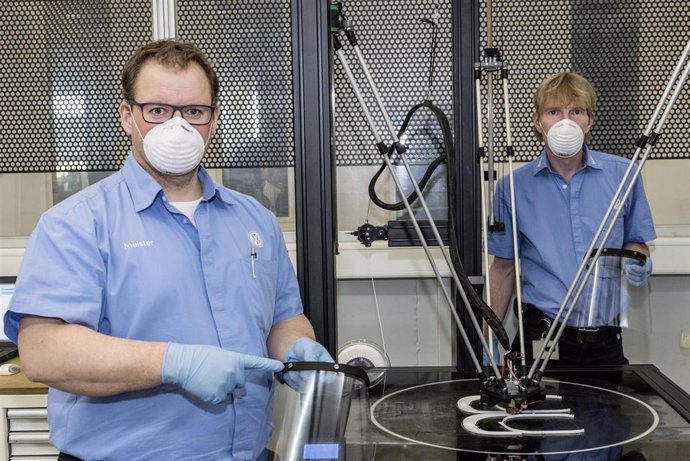 Imagen de empleados de Volkswagen produciendo pantallas faciales.