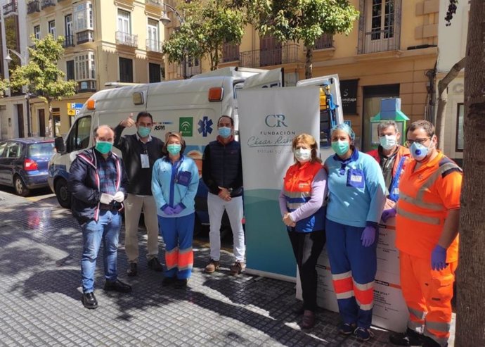 Entrega de material de protección para profesionales de Urgencias por parte de la Fundación Bisturí Solidario del doctor César Ramírez