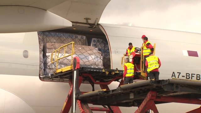 Descarga del la carga del del primero de los dos aviones que transporta material comprado en China por la Comunidad de Madrid