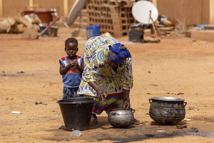 Una madre y su hijo desplazados por la violencia en Malí