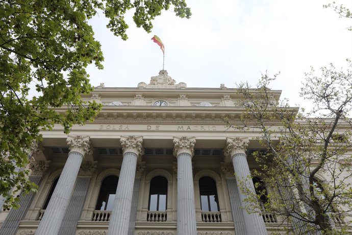 Fachada del edificio de La Bolsa de Madrid.