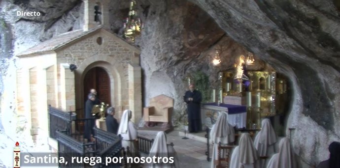 El Arzobispo de Oviedo oficia una Eucaristía en la Santa Cueva de Covadonga.