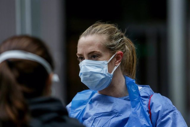 Una sanitaria protegida con mascarilla en el Hospital temporal de la Comunidad de Madrid habilitado en IFEMA para pacientes con coronavirus, en Madrid (España) a 31 de marzo de 2020.