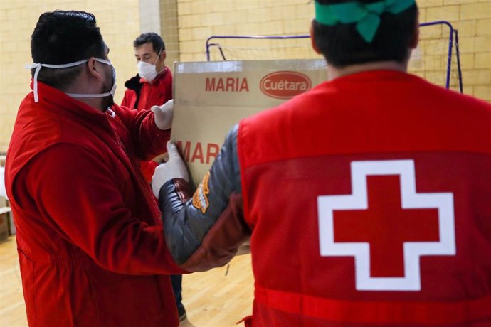 Cruz Roja prepara y suministra alimentos todos los días a la población en necesidad  o riesgo de infección durante la tercera semana de confinamiento por Estado de Alarma decretado en España con motivo del coronavirus COVID-19. 
