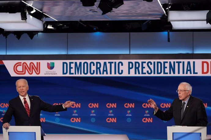Los precandidatos demócratas Joe Biden y Bernie Sanders durante un debate. 