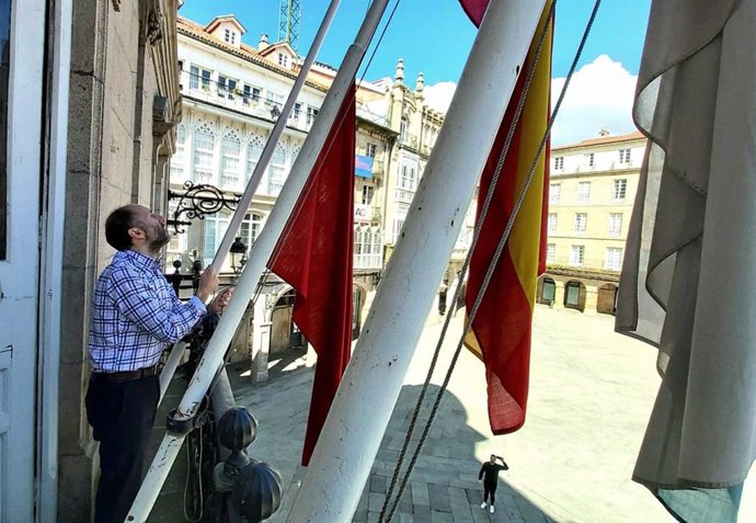 Las banderas del ayuntamiento de Ourense, a media asta