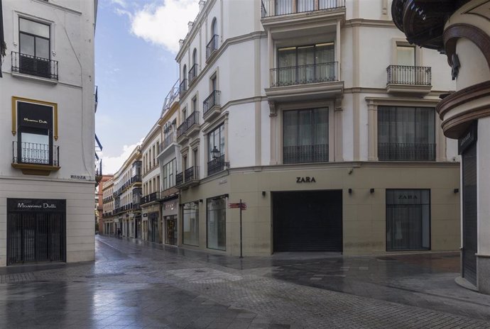 Calles comerciales del centro de Sevilla con las tiendas cerradas por el estado de alarma por coronavirus, Covid-19. En Sevilla, (Andalucía, España), a 2 de abril de 2020.