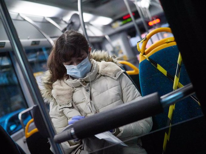 Una mujer protegida con mascarilla montada en autobús durante la tercera semana de cuarentena y confinamiento total decretado en España como consecuencia del coronavirus, en Pamplona, Navarra, (España), a 2 de abril de 2020.