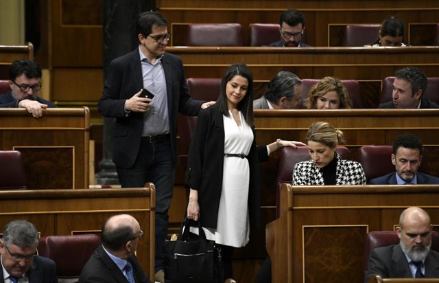 La presidenta de Ciudadanos y portavoz en el Congreso, Inés Arrimadas, junto a otros diputados de su grupo parlamentario en el hemiciclo.