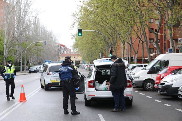 Dos policías municipales dan el alto a un taxista de la Comunidad de Madrid en un control de policial en Vallecas