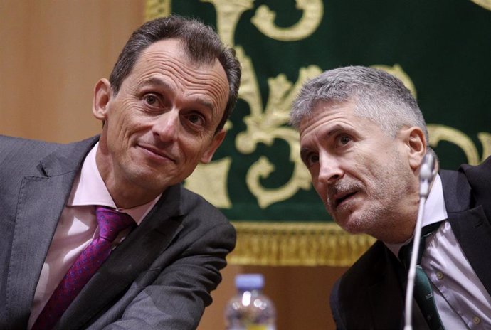 Los ministros Pedro Duque y Fernando Grande-Marlaska en unas jornadas de la Guardia Civil en 2019