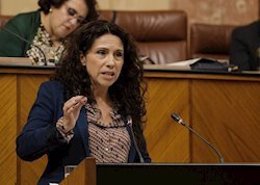 La consejera de Igualdad, Rocío Ruiz, en una imagen de archivo en la tribuna del Parlamento de Andalucía.  