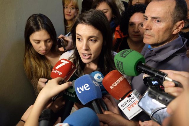 La ministra de Igualdad, Irene Montero, atiende a la prensa antes de intervenir en el acto 'La alianza feminista' organizado por el Fórum de política feminista en la Universidad de Sevilla a 5 de