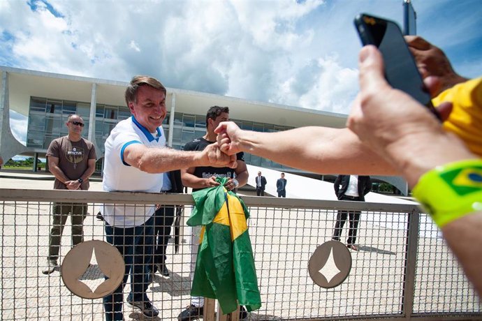El presidente de Brasil, Jair Bolsonaro, saluda a sus seguridores a las puertas del Palcio de Planalto, en Brasilia