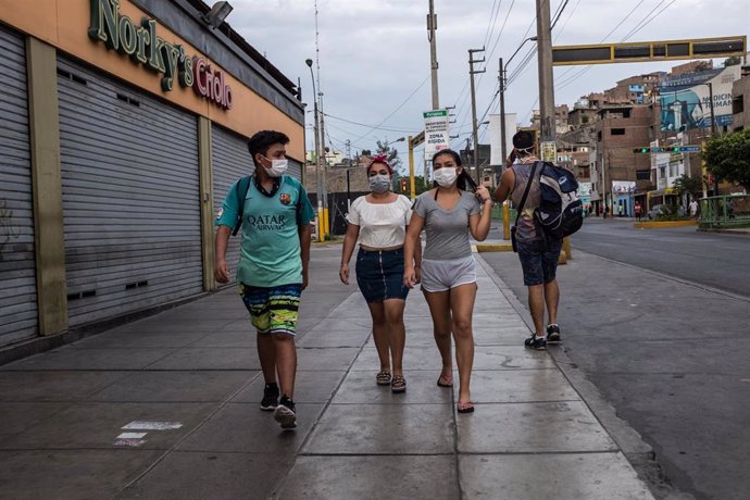 Unos jóvenes caminan por las calles de Lima, Perú.