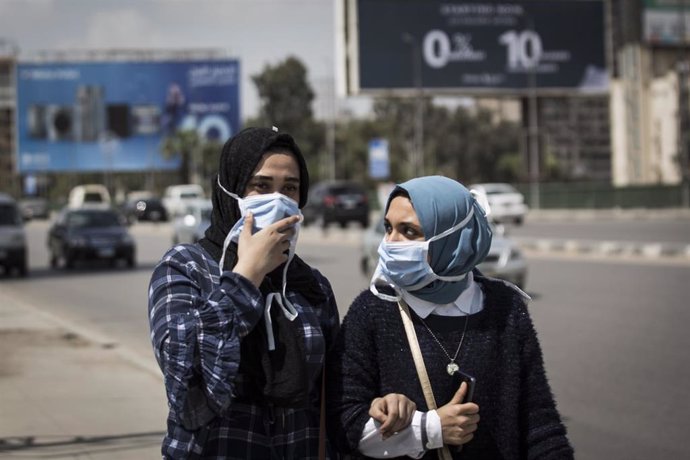 Dos mujeres con mascarilla caminan por las calles de El Cairo, Egipto.