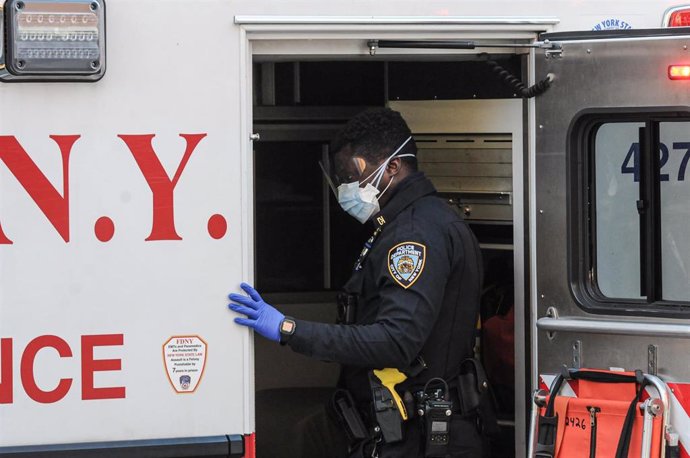 Un policía con mascarilla y guantes en Nueva York. 