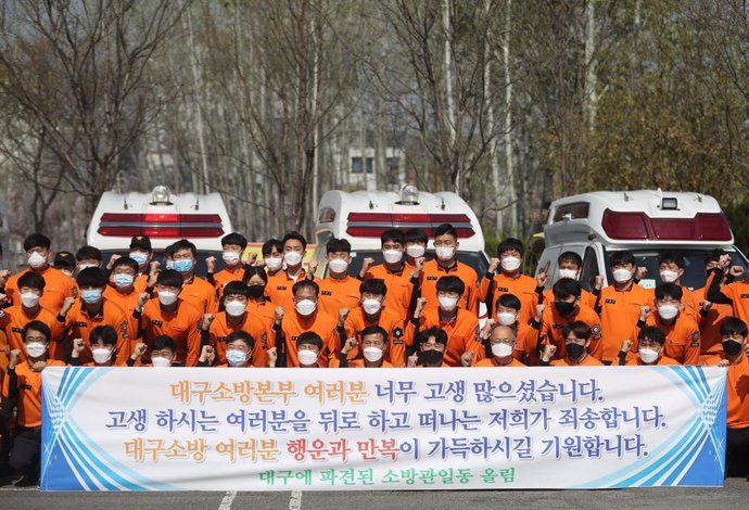 Trabajadores de los equipos de rescate de la ciudad surcoreana de Daegu.