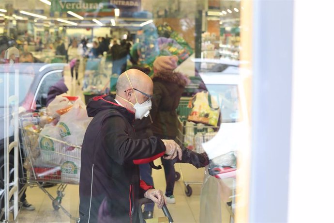 Una hombre entra a hacer la compra a un supermercado Mercadona en plena crisis sanitaria por coronavirus donde los españoles llevan confinados en sus hogares más de una semana y la gran mayoría de establecimientos que no son de primera necesidad permane