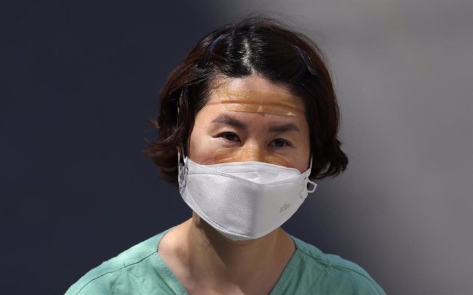 03 April 2020, South Korea, Daegu: A medic, with protective gear skin marks on her face, leaves after completing a shift for the service of people infected with coronavirus at a hospital in Daegu, the epicenter of South Korea's COVID-19 virus outbreak