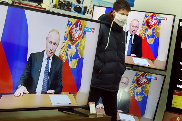 Un ciudadano en una tienda durante la retransmisión de un discurso del presidente Putin