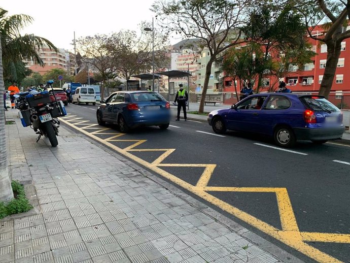 Control de la Policía Local de Santa Cruz de Tenerife durante el estado de alarma por el covid-19