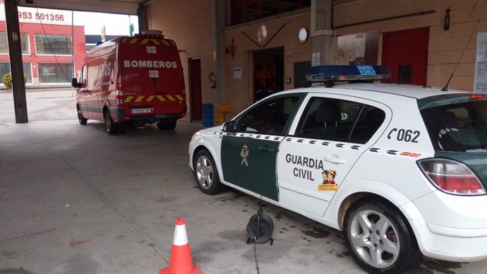 Desinfección de vehículos oficiales en el Parque de Bomberos de Andújar