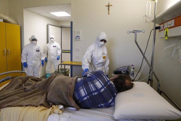 Un médico atiende a un paciente en un hospital de Italia