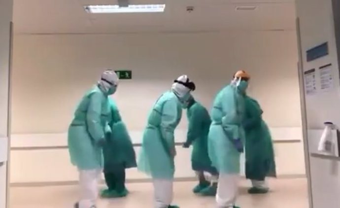 Un grupo de sanitarios baila al ritmo de Beyoncé