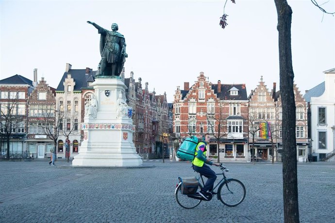 Un ciclista en la ciudad de Gante