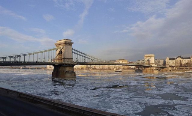 El Danubio, helado en enero de 2017 a su paso por Budapest