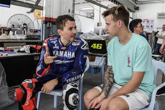 Jorge Lorenzo habla con Fabio Quartararo durante los entrenamientos de febrero en Sepang
