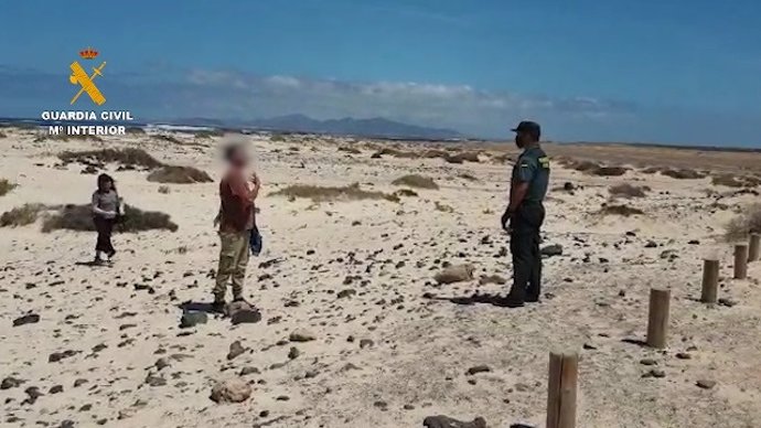 La Guardia Civil denuncia a dos personas que paseaban por la playa
