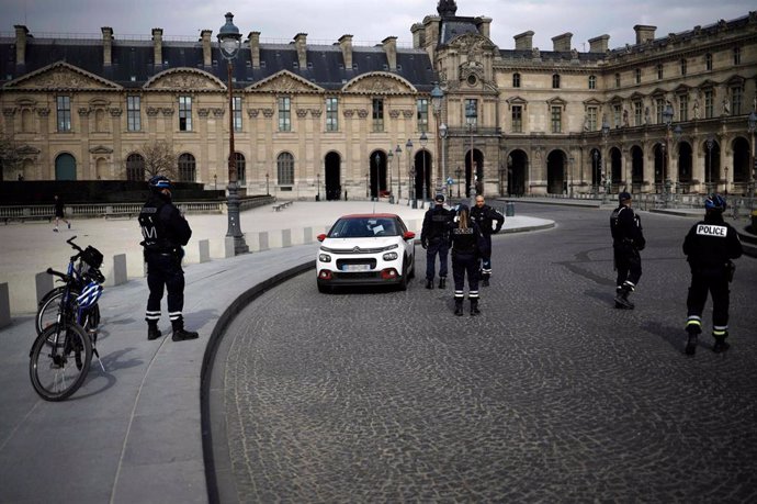 Despliegue policial junto al Museo del Louvre