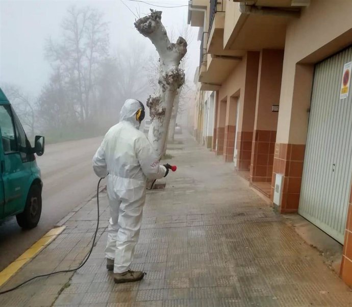 Imágenes de la Brigada Municipal de Limpieza Viaria del Ayuntamiento de Alcañiz efectuando labores de desinfección contra Covid-19.