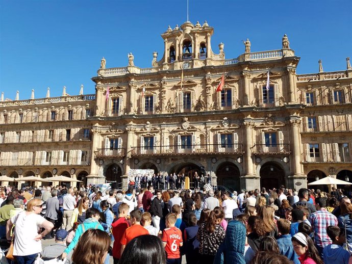 Imagen de archivo de la Plaza Mayor de Salamanca llena de gente