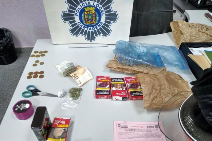 Droga, billetes y utensilios intervenidos por la Policía Local