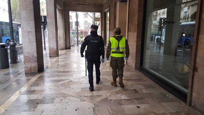 Un policía nacional y un efectivo del Ejército patrullan por Jaime III, en Palma, durante el estado de alarma.