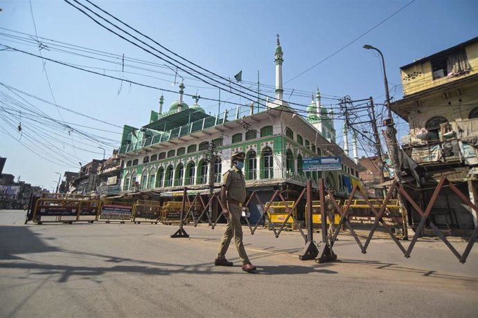 Un policía con mascarilla en India