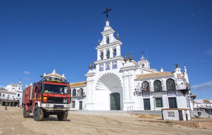 La UME patrullando la aldea de  El Rocío para concienciar sobre la importancia de evitar concentraciones en la aldea. El Rocío, Almonte, Huelva a 31 de marzo del 2020.